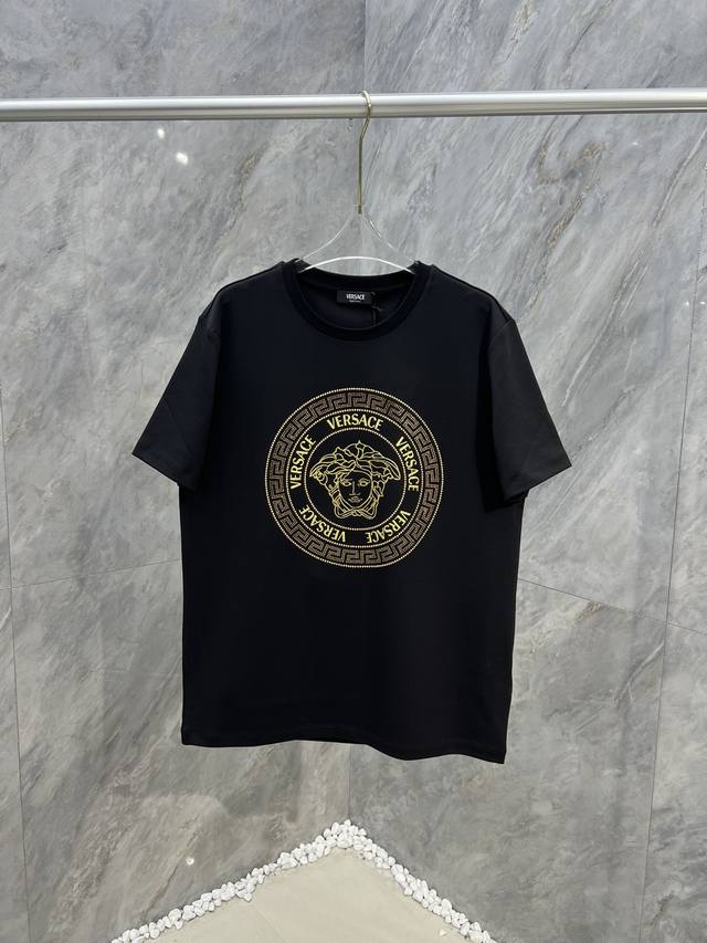 Versace 25夏季新品重工水钻Medusa圆领加厚短袖T恤，Zg最新同步，打造男士基本款单品，为男士衣橱注入新意。采用柔软棉质双面针织长绒棉+莫代尔棉面料