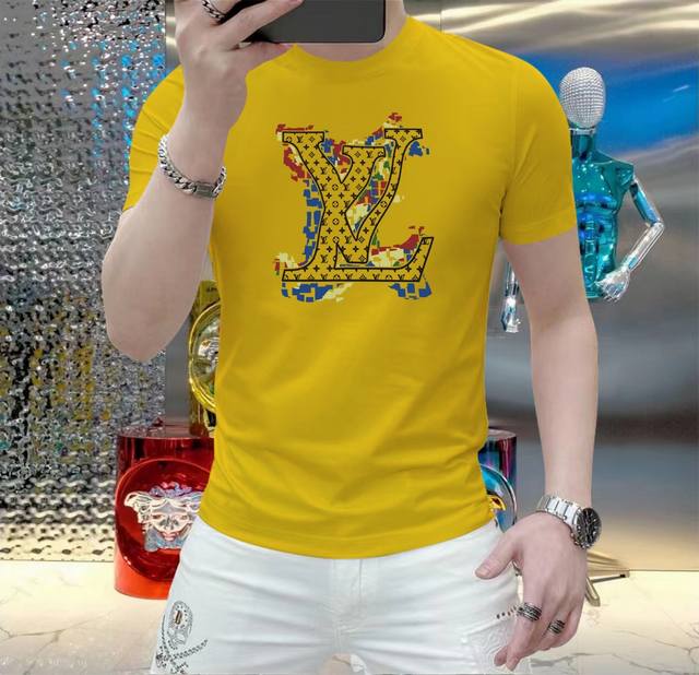 Lv 2025春夏新品爆款 顶级走秀网红款定制 春夏原单时尚休闲短袖T恤。25Ss春夏潮人网红必备单品，精选进口速干玉蚕丝面料，舒适性与透气性兼优，柔软抗皱弹性