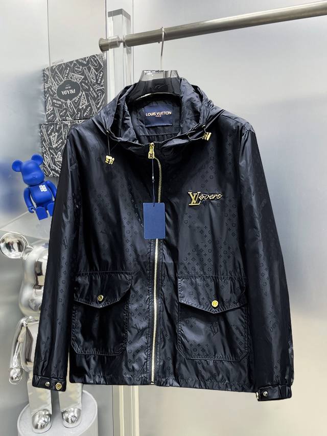Lv 路易 2025Ss开春新款Logo连帽风衣外套 Mm 专柜定制面料 透气舒适度高，细节无可挑剔，品牌元素设计理念，体现高品质。手感细腻柔软！呈现休闲裁剪，