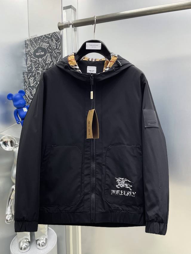 巴宝莉 2025Ss开春新款拼接撞色Logo连帽风衣外套 Mm 专柜定制面料 透气舒适度高，细节无可挑剔，品牌元素设计理念，体现高品质。手感细腻柔软！呈现休闲裁