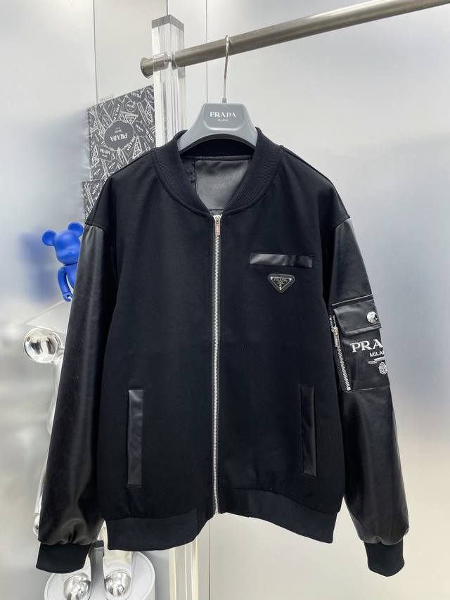 Pra 普拉达 2025Ss开春新款刺绣Logo字母拼皮Logo夹克外套 Mm 专柜定制面料 透气舒适度高，细节无可挑剔，品牌元素设计理念，体现高品质。手感细腻
