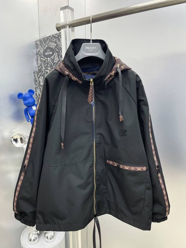 LV 路易 2025Ss开春新款拉链老花拼接Logo夹克连帽外套 Mm 专柜定制面料 透气舒适度高，细节无可挑剔，品牌元素设计理念，体现高品质。手感细腻柔软！呈