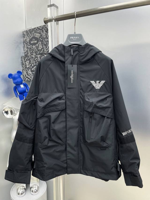 Ea7 Arma 阿玛尼 2025Ss开春新款拉链工装口袋刺绣Logo夹克连帽外套 Mm 专柜定制面料 透气舒适度高，细节无可挑剔，品牌元素设计理念，体现高品质