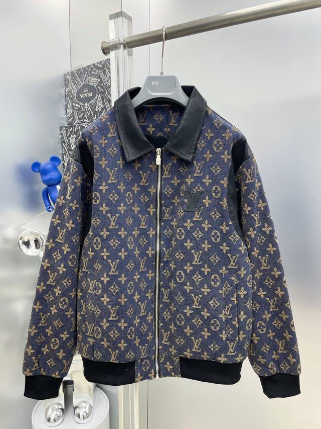 LV 路易 2025Ss开春新款满印老花拼皮翻领Logo夹克外套 Mm 专柜定制面料 透气舒适度高，细节无可挑剔，品牌元素设计理念，体现高品质。手感细腻柔软！呈