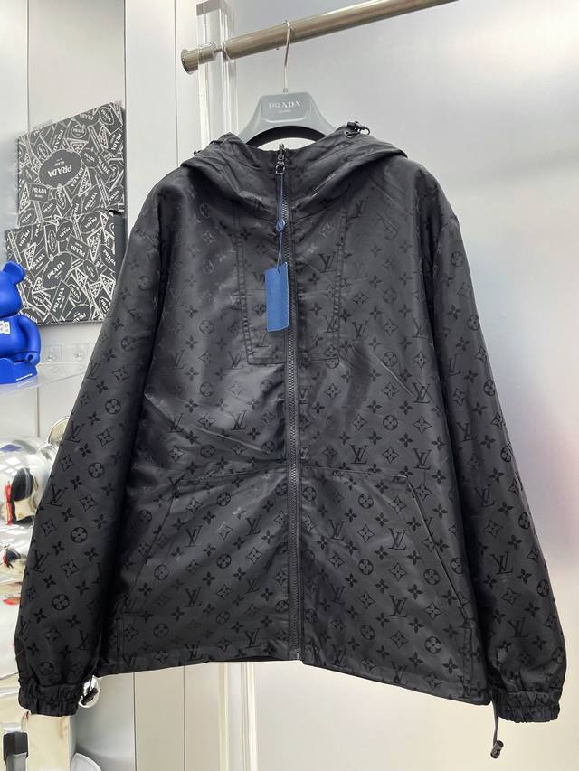 LV 路易 2025Ss春冬新款两面穿满印老花字母Logo 连帽风衣外套 M 原单三标齐全高端版本 专柜定制面料 透气舒适度高，细节无可挑剔，品牌元素设计理念，
