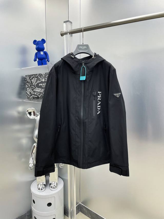 Pra*普拉达 2025Ss开春新款工装拉链徽标夹克外套K 原单三标齐全高端版本 专柜定制面料 透气舒适度高，细节无可挑剔，品牌元素设计理念，体现高品质。手感细