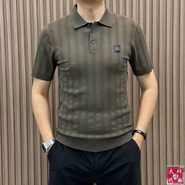 Zegna 杰尼亚 全品相订单 商务休闲伊力特冰丝短袖 让整体上身感 商务休闲的同时 时尚有型 属于轻商务休闲设计 让您轻松驾驭不同场合。 合体的版型，面料采用