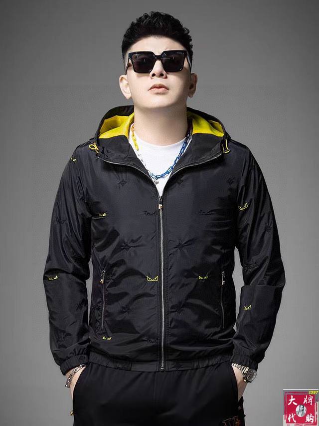 Fendi 芬迪 新款时尚高端男款，经典爆款夹克推荐！男士外套，时尚休闲外套夹克 ，高织超细腻的高科技爽滑复合布材质，面料的质感很高档细腻，档次感强 ，辅料全定