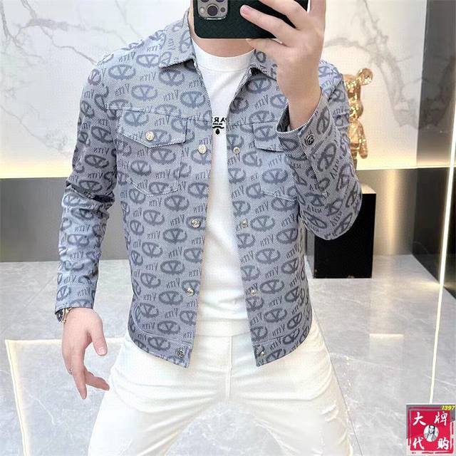 Valentino 华伦天奴 官网同款，提前发售 新款男士夹克外套，原单三标齐全高端版本！，专柜定制面料 透气舒适度高，细节无可挑剔，品牌元素设计理念，体现高品
