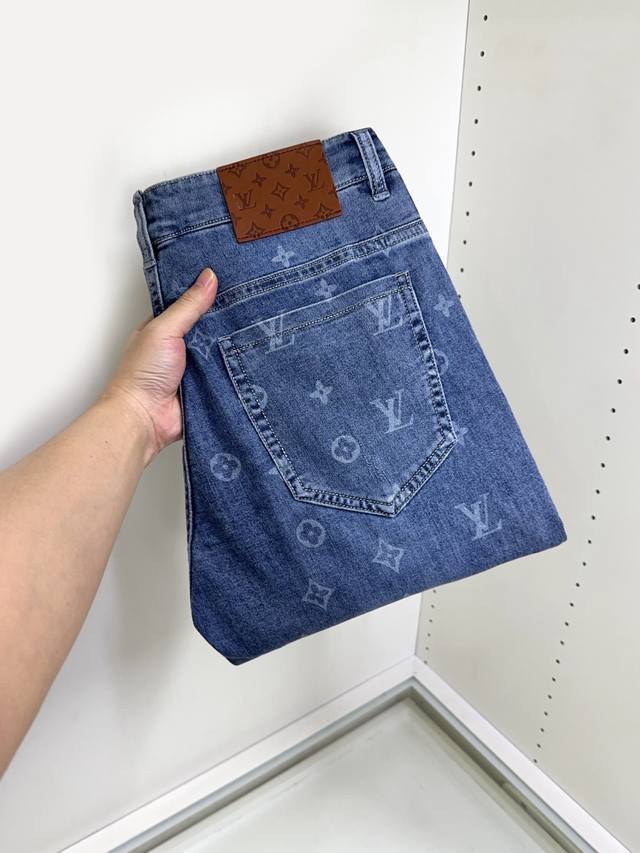 Lv 路易威登 新款新品 专柜有售 实体店极品牛仔裤专柜原版1:1好货，适合各个年龄段。市场最高版本的欧洲进口面料。舒适柔软亲肤，上身效果超级棒时尚百搭，笔挺有
