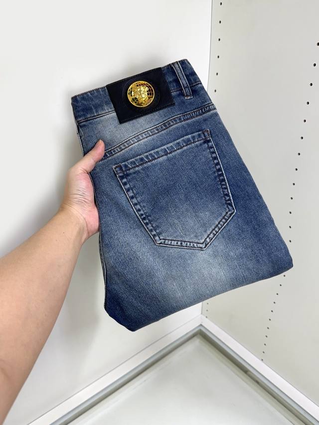 Versace 范思哲 新款新品 专柜有售 实体店极品牛仔裤专柜原版1:1好货，适合各个年龄段。市场最高版本的欧洲进口面料。舒适柔软亲肤，上身效果超级棒时尚百搭