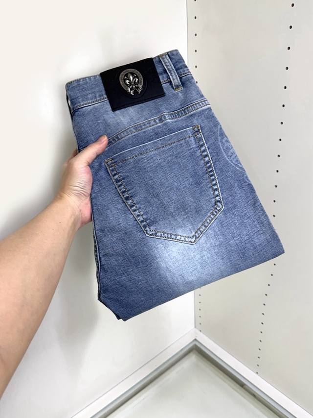 克罗心 新款新品 专柜有售 实体店极品牛仔裤专柜原版1:1好货，适合各个年龄段。市场最高版本的欧洲进口面料。舒适柔软亲肤，上身效果超级棒时尚百搭，笔挺有型，衣橱