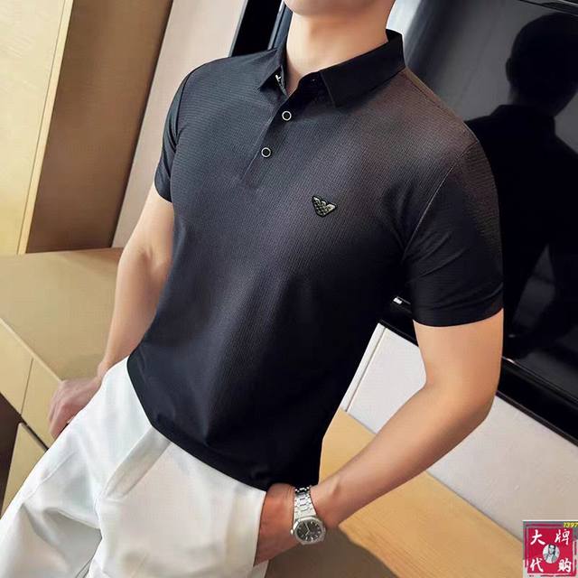 Armani 阿玛尼 顶级翻领时尚商务翻领短袖高级无痕定制高级定制百搭款式 任何人都可以轻松驾驭 面料全订制工艺 胸前奢华经典品牌最新Logo设计，非常显档次懂