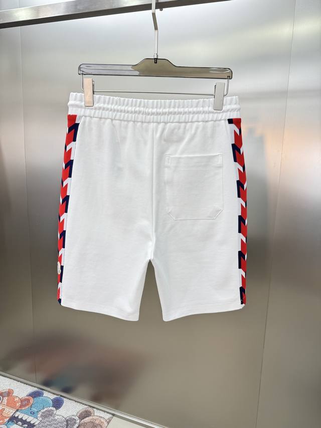 Moncle*R蒙口25S潮牌五分短裤.超高品”新款运动套装.男女同款！休闲运动风格.经典大牌新推系列将条纹Mm织带巧妙融入运动装设计，经典小帽子点缀.塑就一系