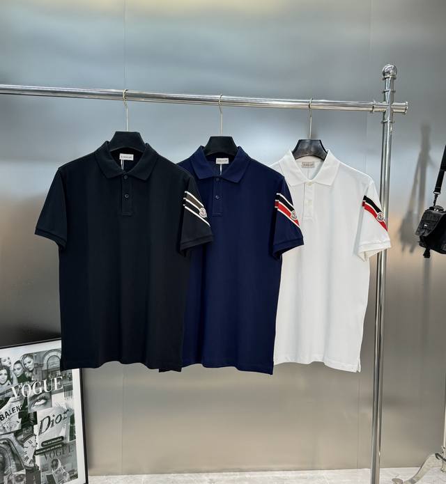 Moncle*R蒙口25S新款Polo衫，原单推荐！这款Polo衫采用棉质珠地面料制作而成，衣袖上饰有三色饰边及标志性蒙家标识，贝壳纽扣刻有蒙家英文字母，三标齐