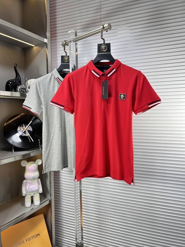 Vers*范思哲 Ss25早春新款翻领Polo衫 高品质珠地棉材质 雍容华贵的品牌风格，客供进口面料 做出来的衬衫也是版型垂顺挺括，并且还抗皱抗起球，贴身穿着也