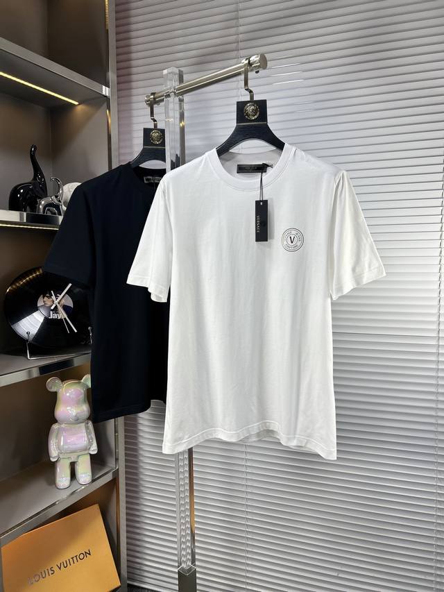 Vers*范思哲 Ss25春夏新款短袖，顶级图案Logo，帅气时尚，简约百搭款。面料棉 不仅挺括，保持潮流的廓形，又穿着舒适，纱织更细腻 码数：S-Xl
