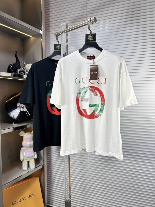 Gucci*古奇 Ss25春夏新款短袖，顶级图案Logo，帅气时尚，简约百搭款。面料棉 不仅挺括，保持潮流的廓形，又穿着舒适，纱织更细腻 码数：M-Xxl
