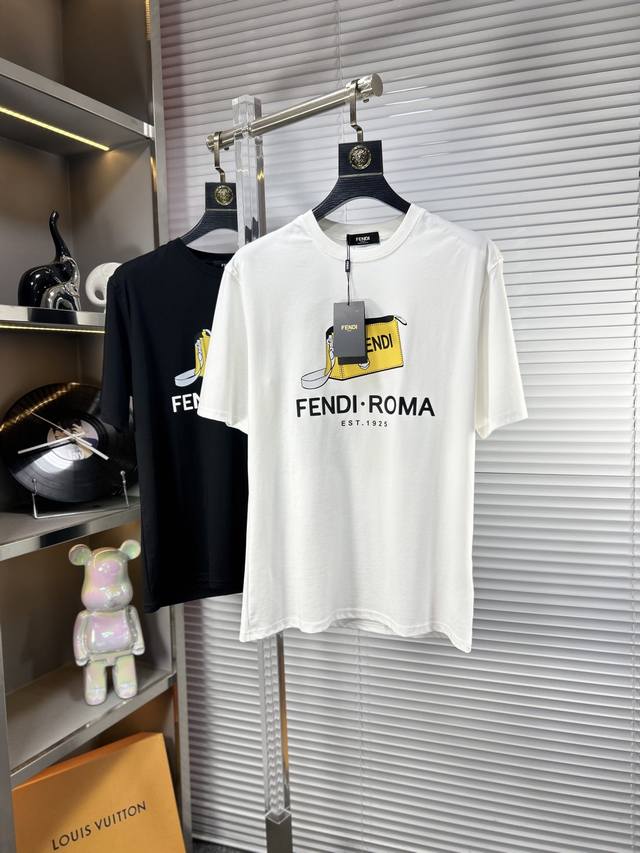 Fend*芬迪 Ss25春夏新款 胸前印花图案圆领短袖T恤，今年芬迪真是越来越棒不同于其他款式，更是时尚达人必须入手的一件！定制220G高克重丝光面料 ，手感细