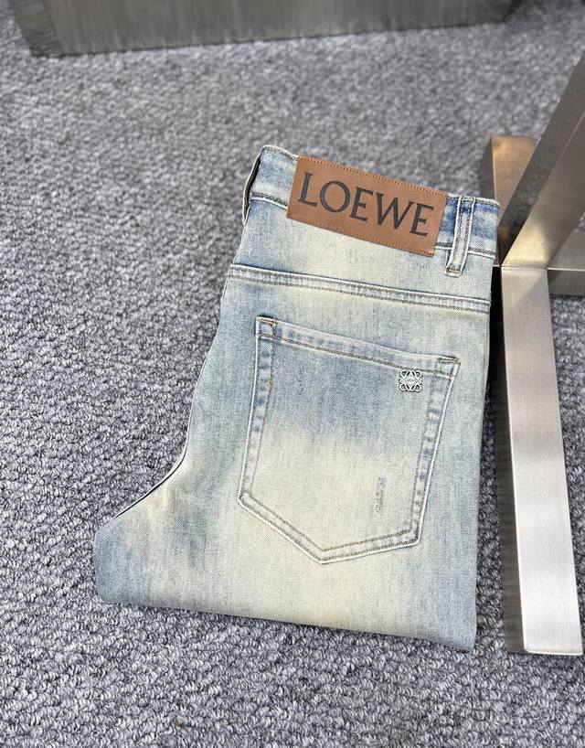 Loew*罗意威 Ss25早春新款男士牛仔裤 面料弹性好。独家发售 官网同步 时尚优雅 采用原色酵母水洗工艺 精选进口重磅丹宁牛仔面料 配专柜五金装饰 真皮皮牌