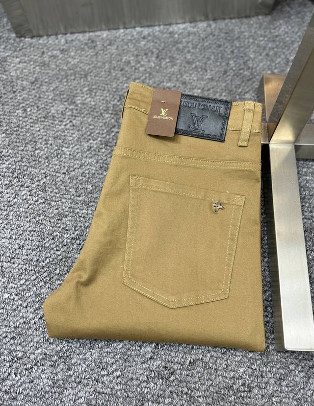 Lv*路易 Ss25早春新款男士牛仔裤 面料弹性好。独家发售 官网同步 时尚优雅 采用原色酵母水洗工艺 精选进口重磅丹宁牛仔面料 配专柜五金装饰 真皮皮牌 精致