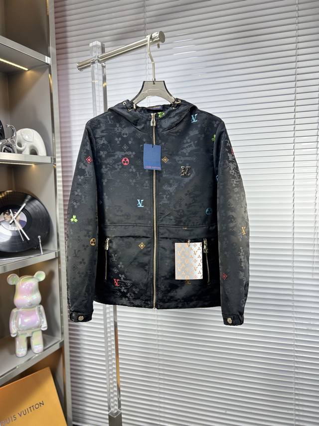 Lv*路易 Ss25早春新款夹克外套。采用客供高密度精材质面料，软糯亲肤，抗皱立挺有型，品牌字母Logo，满满的时尚感；适合多种穿搭风格；一款不挑年纪的外套。码