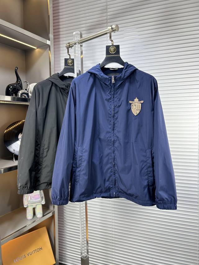 Fend*芬迪 Ss25早春新款夹克外套。采用客供高密度精材质面料，软糯亲肤，抗皱立挺有型，品牌字母Logo，满满的时尚感；适合多种穿搭风格；一款不挑年纪的外套