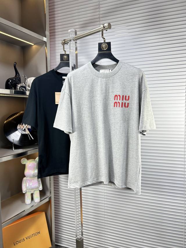 Miu*缪缪 Ss25春夏新款短袖，顶级图案Logo，帅气时尚，简约百搭款。面料棉 不仅挺括，保持潮流的廓形，又穿着舒适，纱织更细腻 码数：M-Xxl