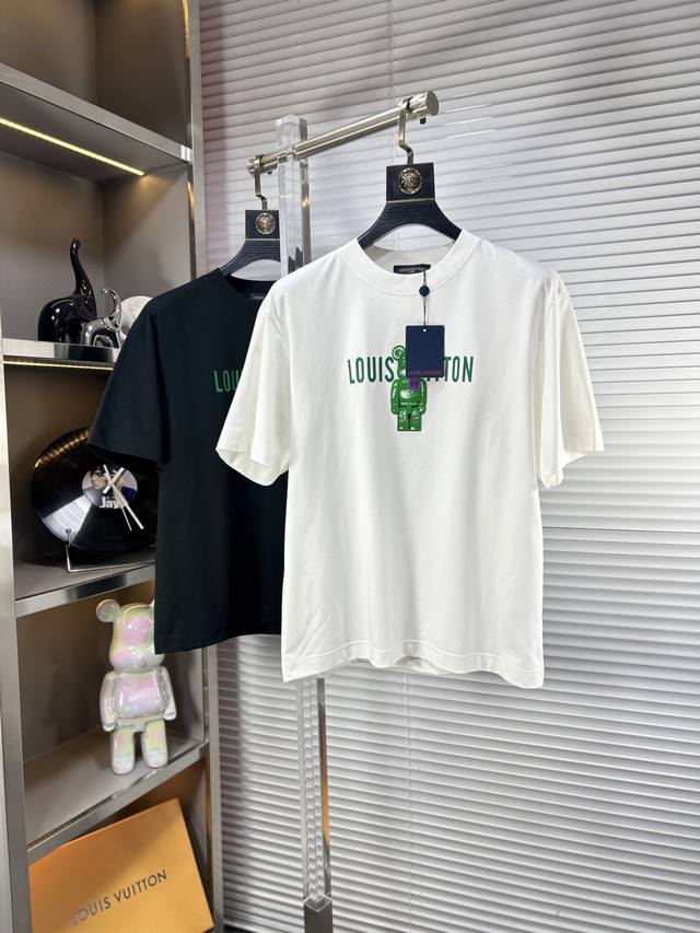 Lv*路易 Ss25春夏新款短袖，顶级图案Logo，帅气时尚，简约百搭款。面料棉 不仅挺括，保持潮流的廓形，又穿着舒适，纱织更细腻 男女同款 码数：S-Xxxl