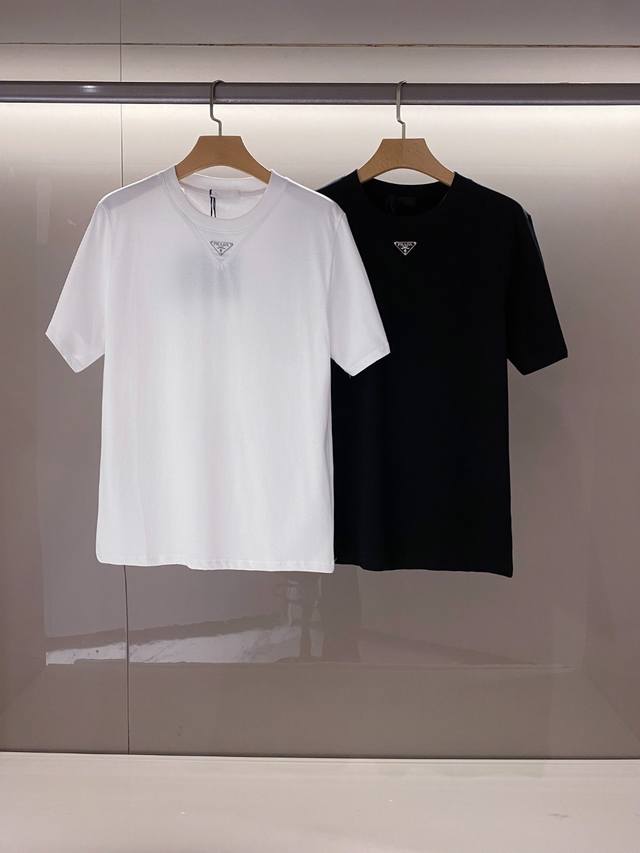 新品 2025春夏Pr*Da Milano三角标徽章标识短袖T恤.简约而不失格调.日常运动休闲必备,单穿内搭毫无压力...平纹针织棉,经由微型针织立体工艺过程制