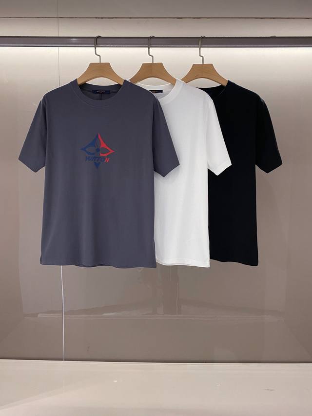 新品 香港洋行渠道货.2025春夏新款1 Vui*Ton 四叶草标识Logo印花男士圆领短袖T恤.客供埃及进口顶级240克克重面料，甄选尼罗河区域光照极好的上等