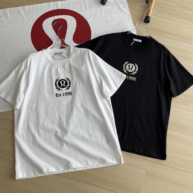 主图 品质短袖Lululemon 露露乐蒙 24夏季第1弹纯棉宽松经典黑白色植绒立体印花圆领短袖T恤 高品质，夏季透气舒适为主 宽松的版型不带一丝丝束缚 植绒印