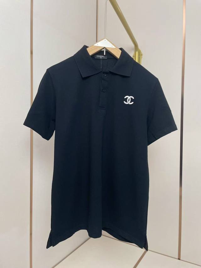 香奈儿经典胸口刺绣Polo衫 高品质朱地面料亲肤透气不起球 时尚又个性 修身版型 黑色 男女同款 码数S-Xxl 2025090
