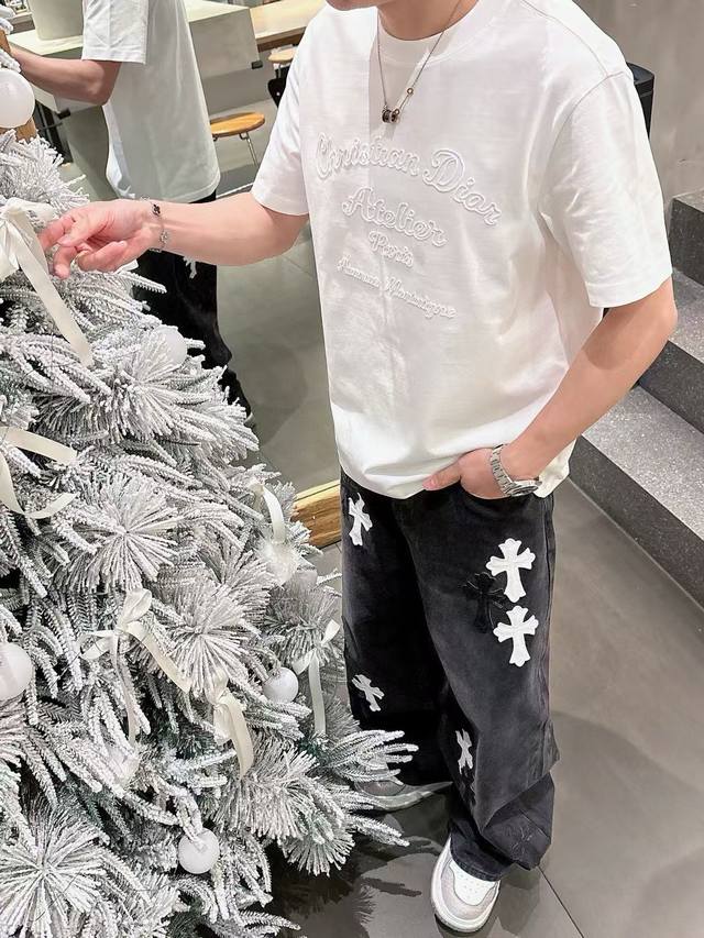 2025早春新款！重工刺绣微廓圆领短袖T恤衫打底衫 设计采用胸口标志字母图案点缀重工刺绣工艺，整体时尚而有潮流感， 版型采用颇具流行的微阔的剪裁，领口微微贴合颈