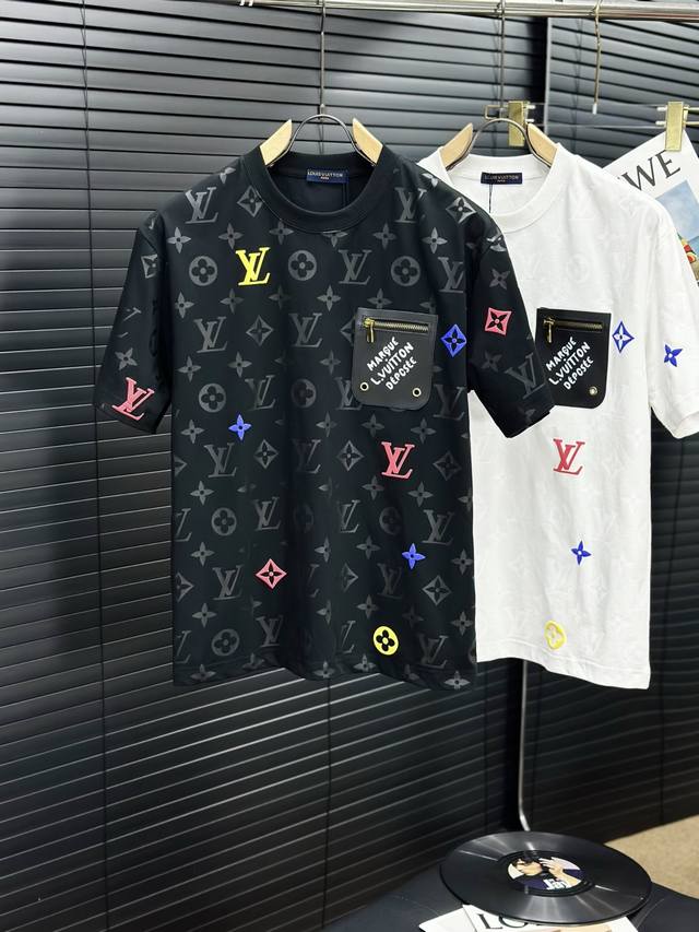LV驴牌25Ss高版本潮流短袖，专柜原单短袖，顶级制作工艺立体印花，进口纯棉面料，专柜款独特设计，采用进口高端订制面料。官网在售！面料版型超赞 黑白色 码数：M