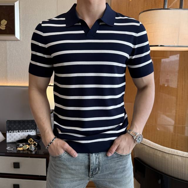 杰尼娅 2025Ss蛇年春夏新款Polo领短袖系列。精选优质双丝光珠地棉面料，时尚大牌元素Logo设计，上身版型超赞，面料细腻舒适透气，随意搭配都超级好看时尚型