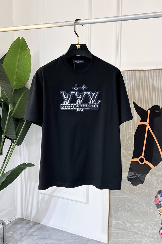 Lv -2025春夏新款男女同款短袖T恤，专柜同步发售！定制专属纯棉面料，胸前字母Logo图案印花工艺设计！简约大方，从容百搭，档次极高，完美融入时尚还有风情感