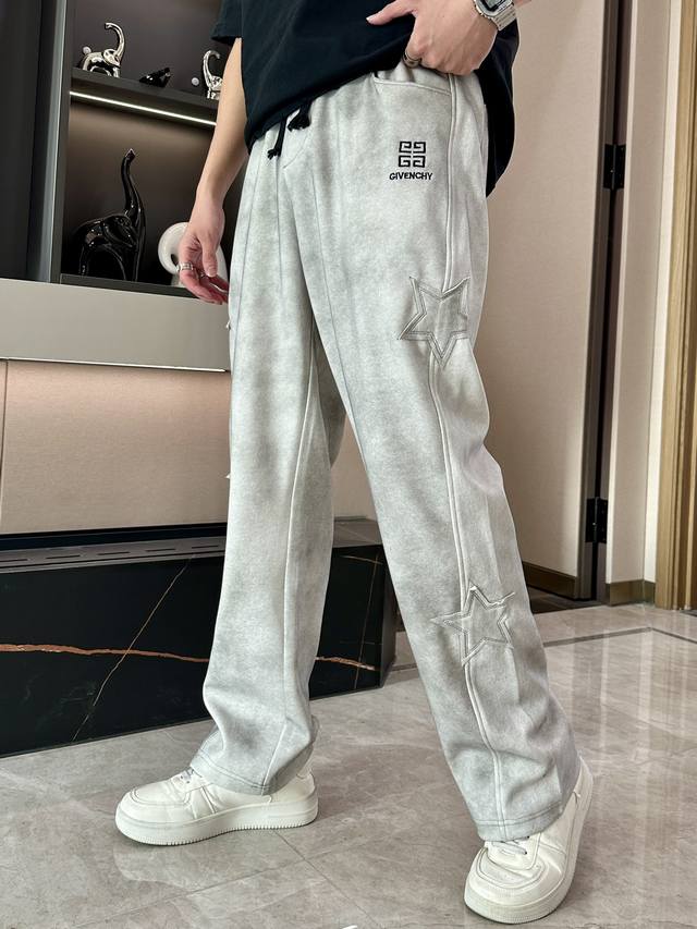 纪梵希 春夏最新系列男士休闲裤！ 采用客供弹力柔棉材质，柔软细腻，手感绝佳！品牌格调一览无余！极简主义设计，没有多余浮夸的元素来宣兵夺主，细节做工精细，五金配件