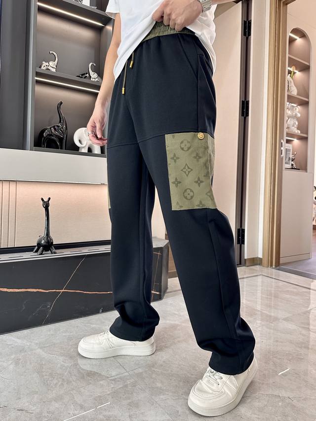 Lv 春夏最新系列男士休闲裤！ 采用客供弹力柔棉材质，柔软细腻，手感绝佳！品牌格调一览无余！极简主义设计，没有多余浮夸的元素来宣兵夺主，细节做工精细，五金配件原