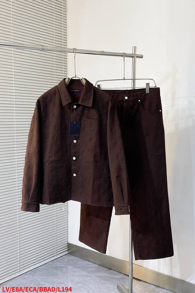 上衣 裤子 L194 Lvv路易威登压纹提花牛仔外套 Yb购入打版，采用定制丹宁面料，全幅压花Monogram 图案点缀，门襟刻字珍珠纽扣装饰，能与同季下装搭配