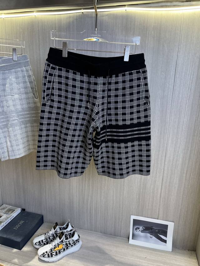 Tb汤姆布朗 Thom Browne2025Ss新款针织短裤，定制面料采用威化布织法，提花针织工艺，版型紧致立体，4杠拼接，定制裤绳五金质感强，顺滑，上身舒适透