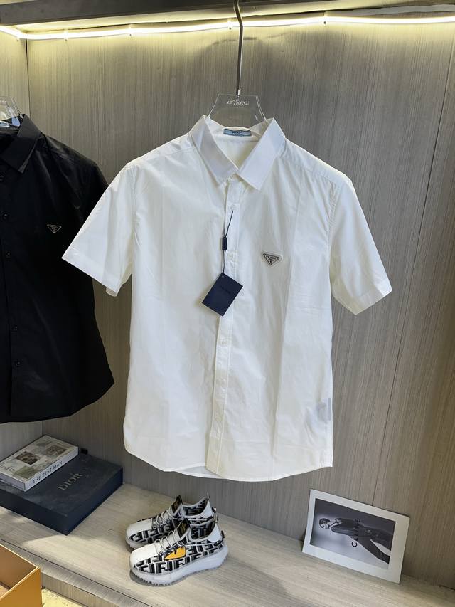 Prada普拉达 帅气修身备款短袖衬衫，100%鲁泰丝滑面料，舒服透气，休闲衬衣，简约时尚，从容百搭，帅气优雅 纯进口订制面料 不易起皱 奢华如新 做工细致精湛