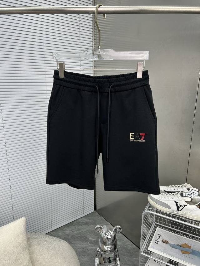 Armani阿玛尼 新款来袭 2025春夏新款休闲裤短裤，进口高密度定制面料，舒适柔软亲肤，笔挺不易起皱，简单明了，超级百搭上身效果超级棒时尚百搭，笔挺有型，衣
