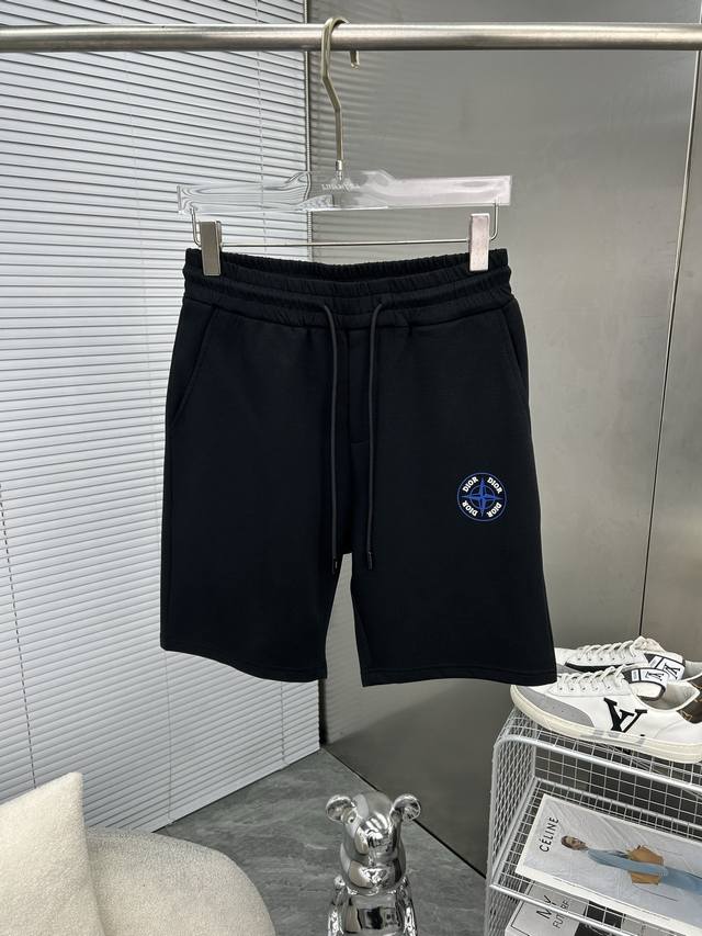 Dior迪奥 新款来袭 2025春夏新款休闲裤短裤，进口高密度定制面料，舒适柔软亲肤，笔挺不易起皱，简单明了，超级百搭上身效果超级棒时尚百搭，笔挺有型，衣橱必备