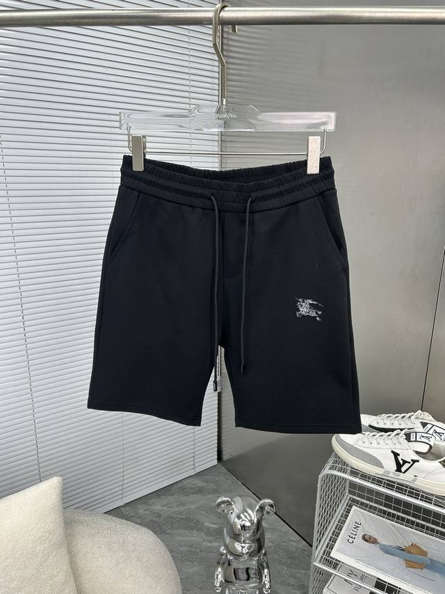 Burberry巴宝莉 新款来袭 2025春夏新款休闲裤短裤，进口高密度定制面料，舒适柔软亲肤，笔挺不易起皱，简单明了，超级百搭上身效果超级棒时尚百搭，笔挺有型
