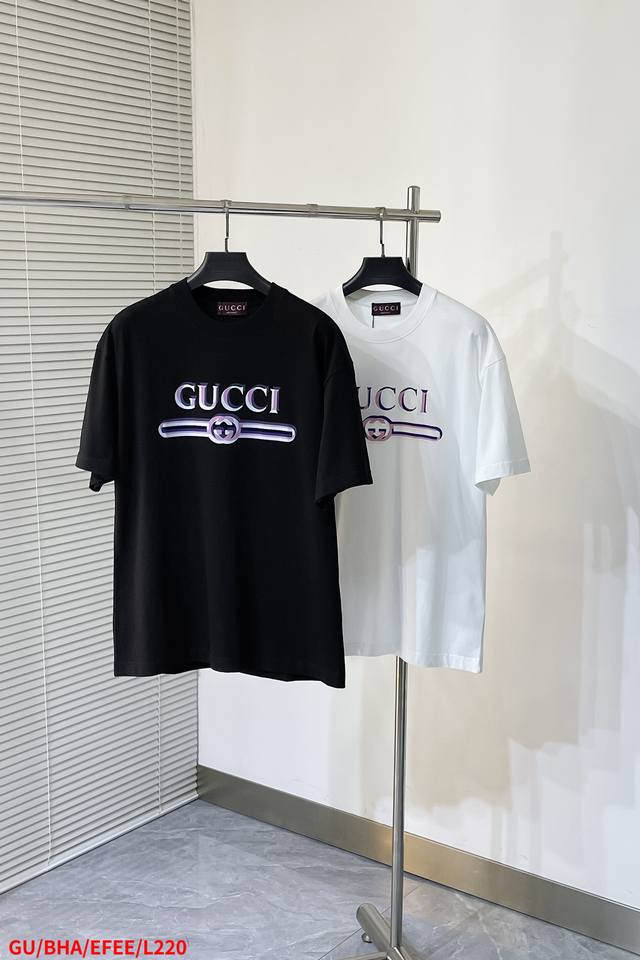 L219 Gugucci粉色字母T恤 纯净底色 配上彩色字母条纹 就像夏日里的马卡龙冰淇淋 甜酷满分 双层螺纹领口 肩部通肩压条 280G纯棉面料 黑白双色 男