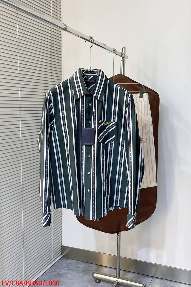 L060 Lvlouis Vuitton 条纹字母刺绣衬衫 工艺说明：面料采用桑蚕丝面料，为英式剪裁注入摩登新意，可轻松升级各式造型。莹泽提花条纹致意英式俱乐部