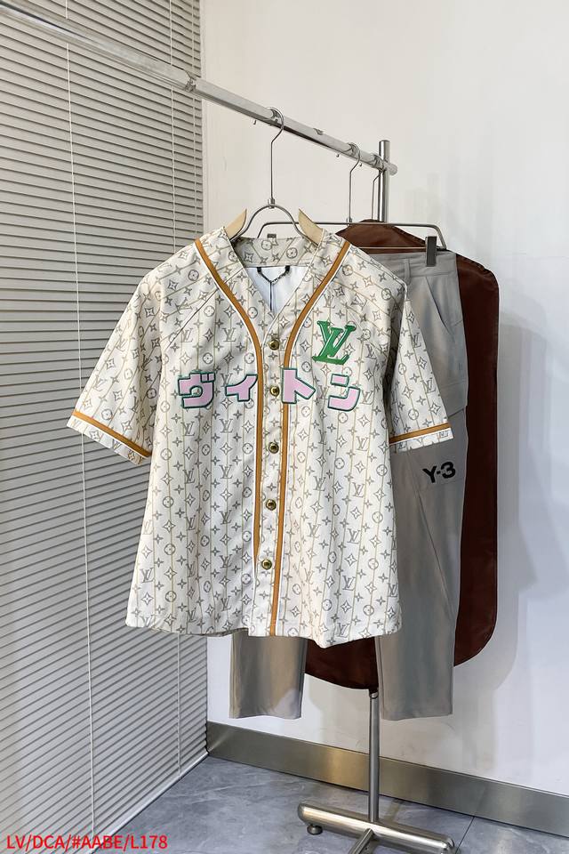 L170 Lv Fw25 By D Pharrell Willians &Nigo联名款，例如正面的”Louis Vuitton“日语标志和背面的大号”Vuit