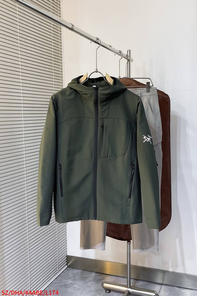 L174 Sz 始祖鸟 Arcterxy*25年春季新品鸟家同款Gore-Tex 防水透气软壳冲锋衣 特定最新科技面料，内里复合加绒，最新的设计！ 全身压胶拉链