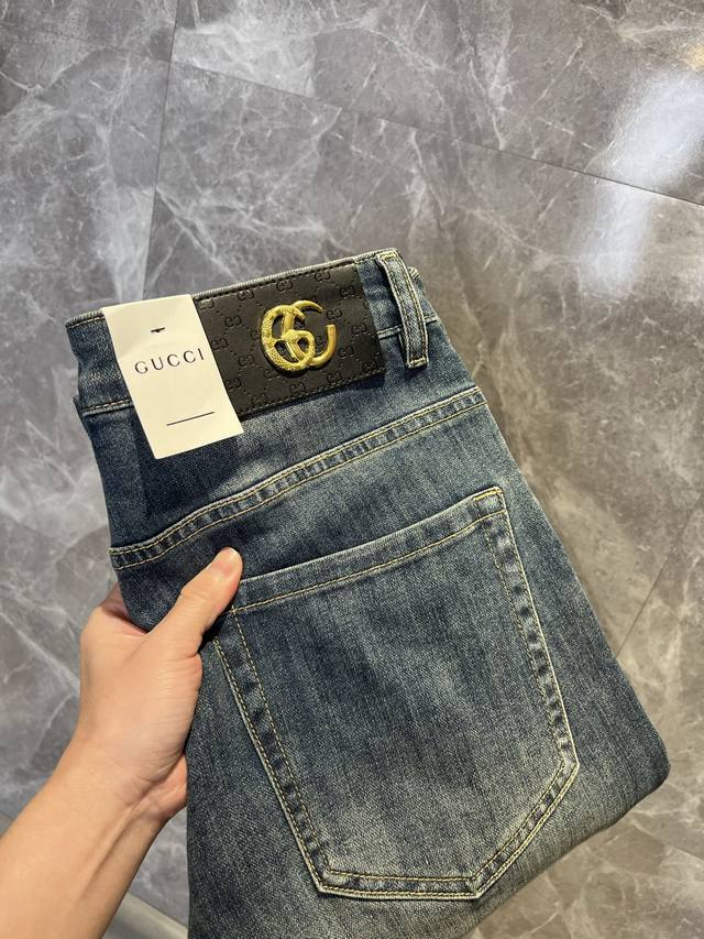Gucci古奇 2025新品男士牛仔裤 面料舒适弹性好。独家发售 时尚优雅 重工艺设计。采用原色酵母水洗工艺 精选进口重磅丹宁牛仔面料 配定制五金装饰 真皮皮牌